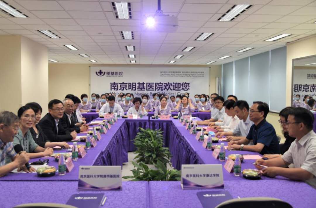 康达学院院长张前德,附属明基医院院领导于振坤,季大玺,毕志刚,潘奎静